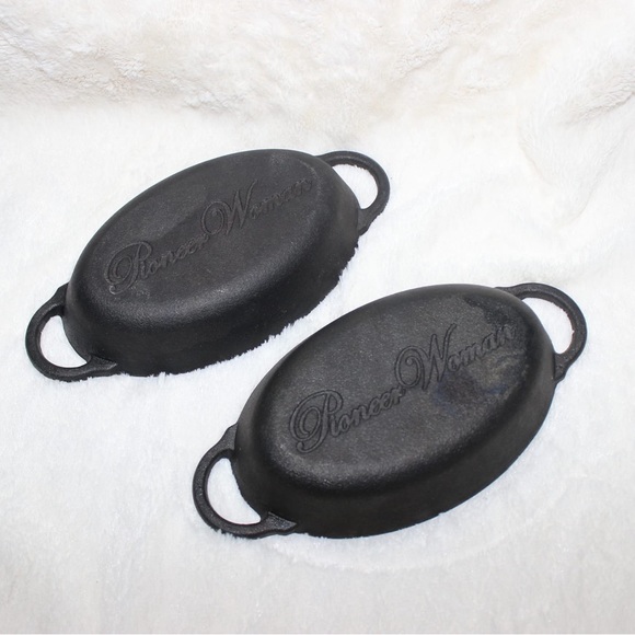 Bundle of 2 Pioneer Woman Mini Cast iron skillets - Picture 4 of 5